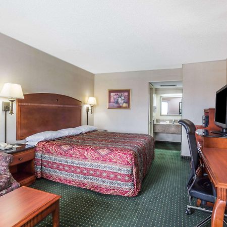 Days Inn By Wyndham Camp Springs Andrews Afb Eksteriør billede