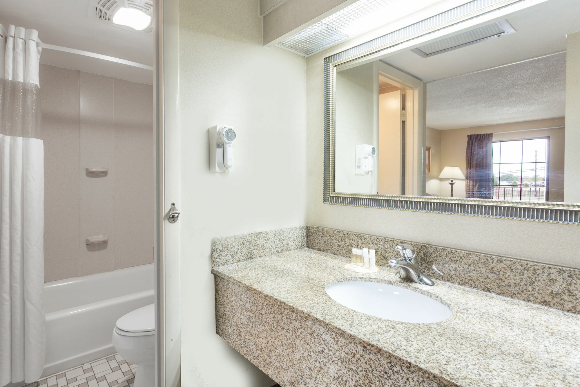 Days Inn By Wyndham Camp Springs Andrews Afb Eksteriør billede